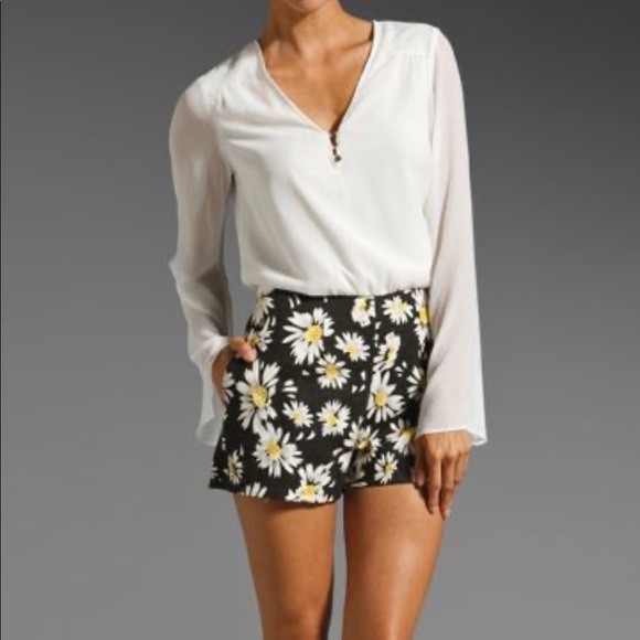 DV by dolce vita Cruz short in daisy print - Picture 1 of 4